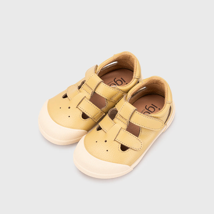 Sandali in pelle concetto barefoot, Giallo