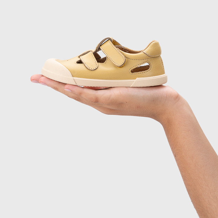 Sandali in pelle concetto barefoot, Giallo