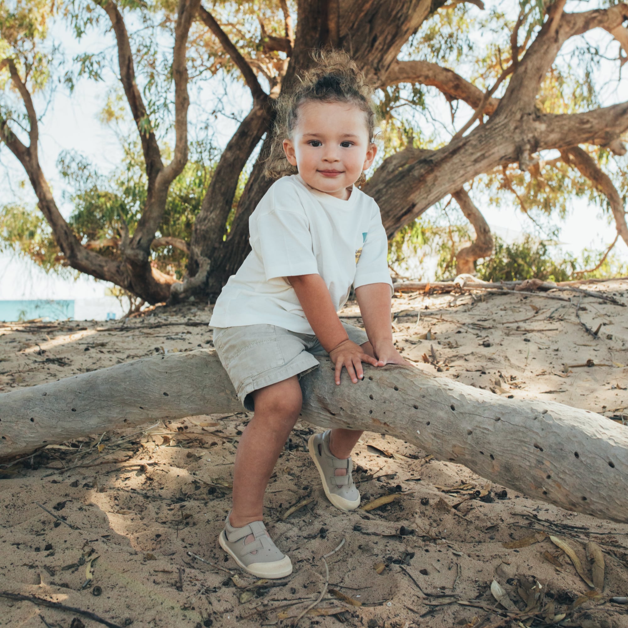 Sandali in pelle concetto barefoot, Sabbia