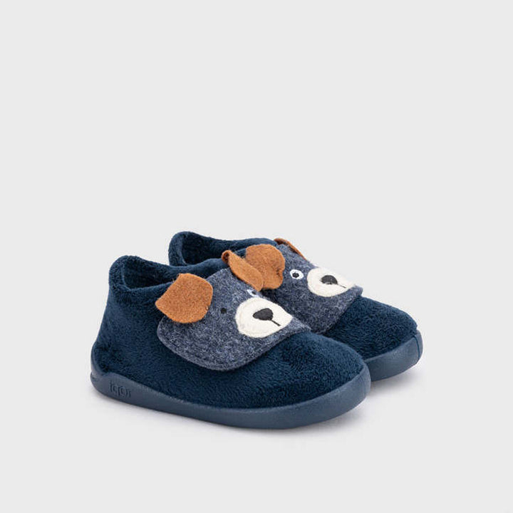 Pantofole concetto barefoot, Cagnolino blu