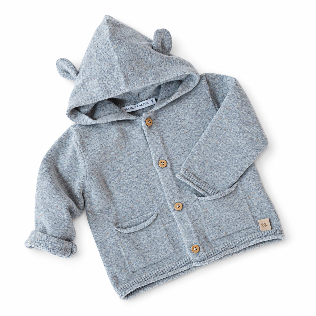 Cardigan con cappuccio in bambù organico Blue jeans su sfondo bianco