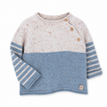 Maglia bi-colore in bambù organico Blue jeans su sfondo bianco