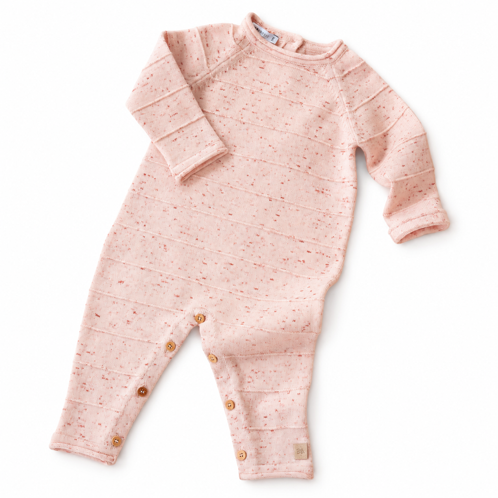 Tutina in maglia di bambù organico Rosa, 1 mese su sfondo bianco