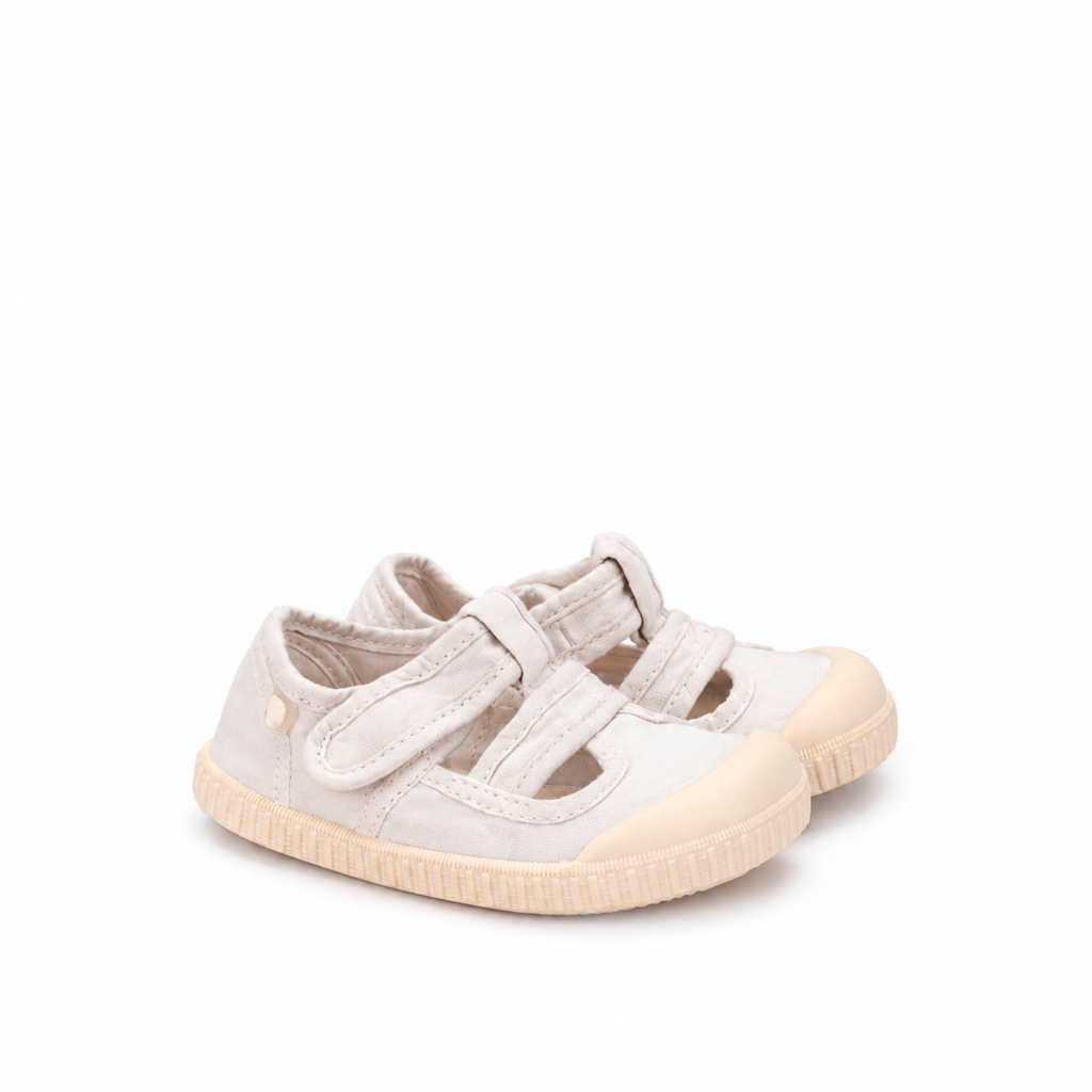 Scarpe aperte in tela concetto barefoot, Ghiaccio