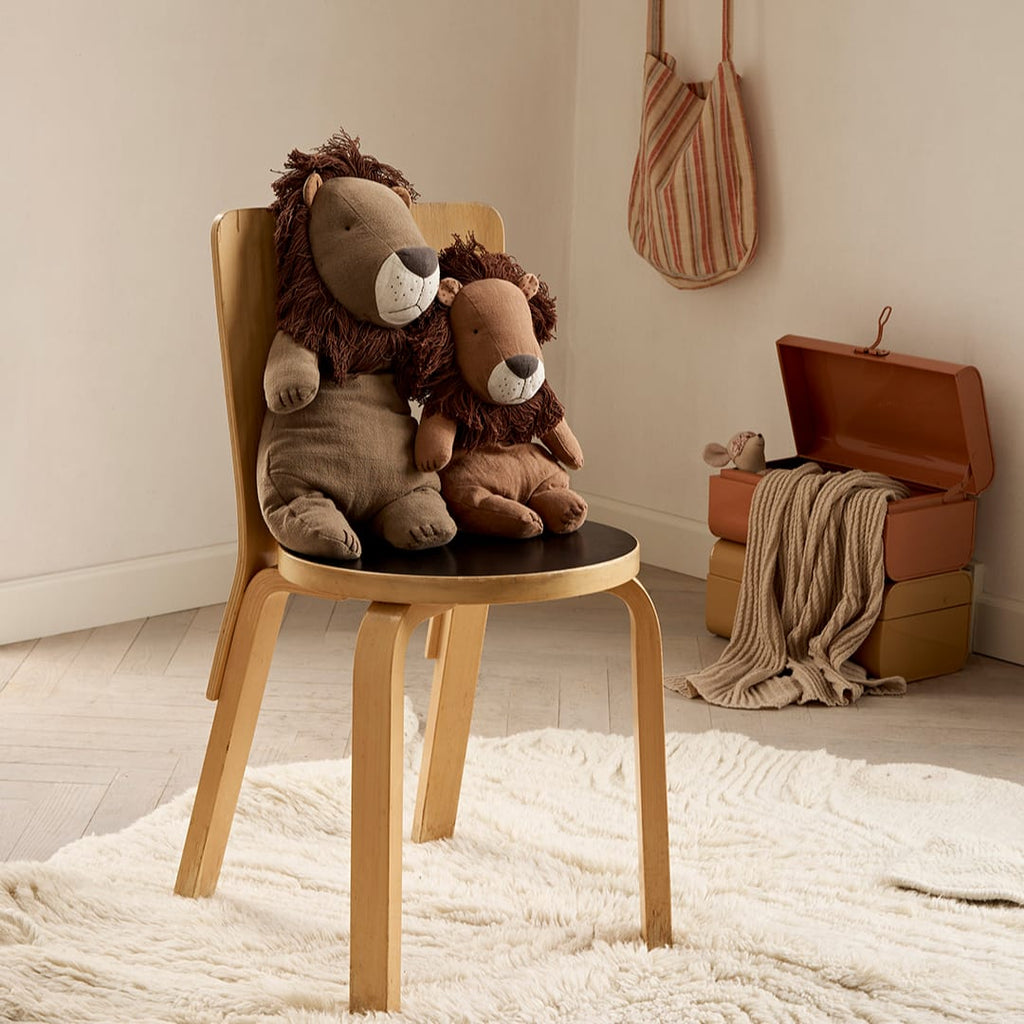 Lion in linen and cotton safari friends, Medium