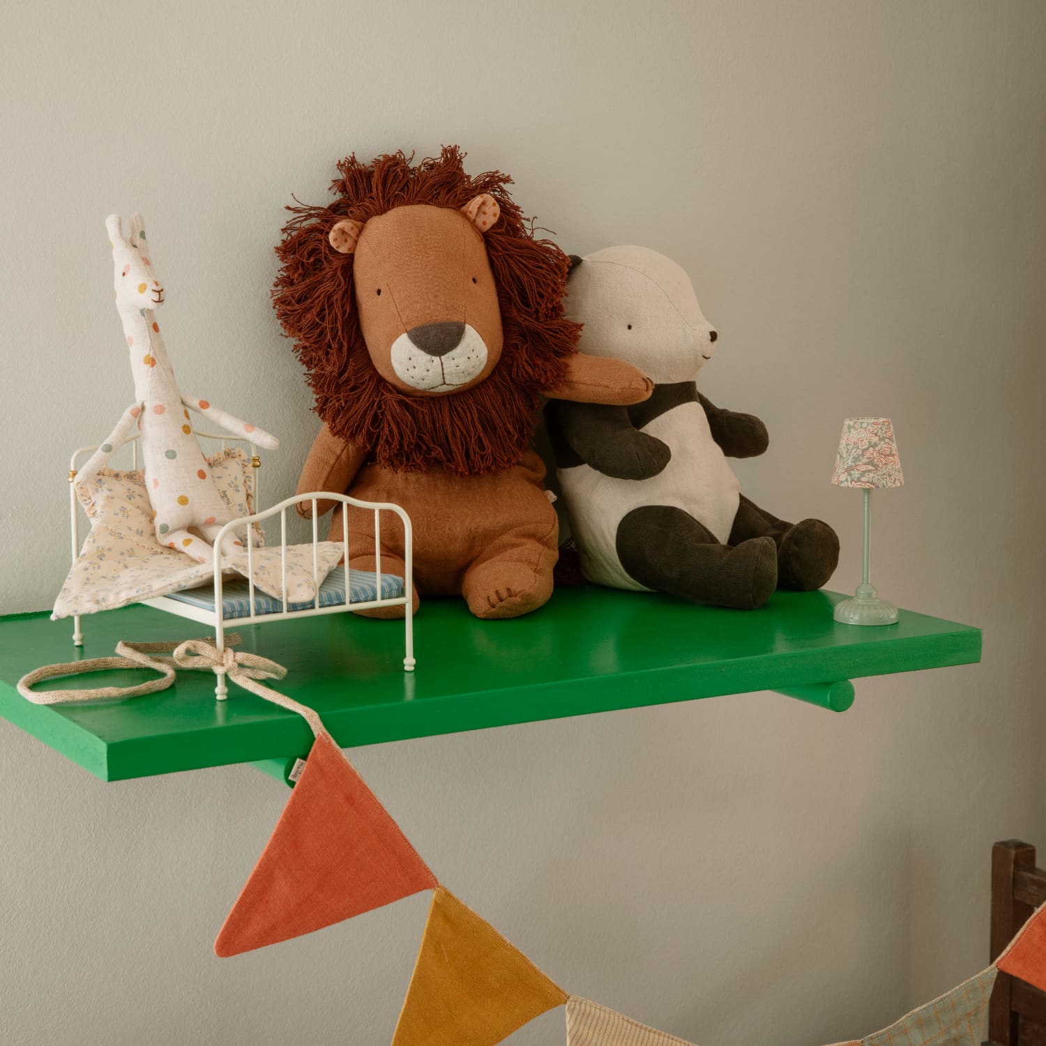 Lion in linen and cotton safari friends, Medium