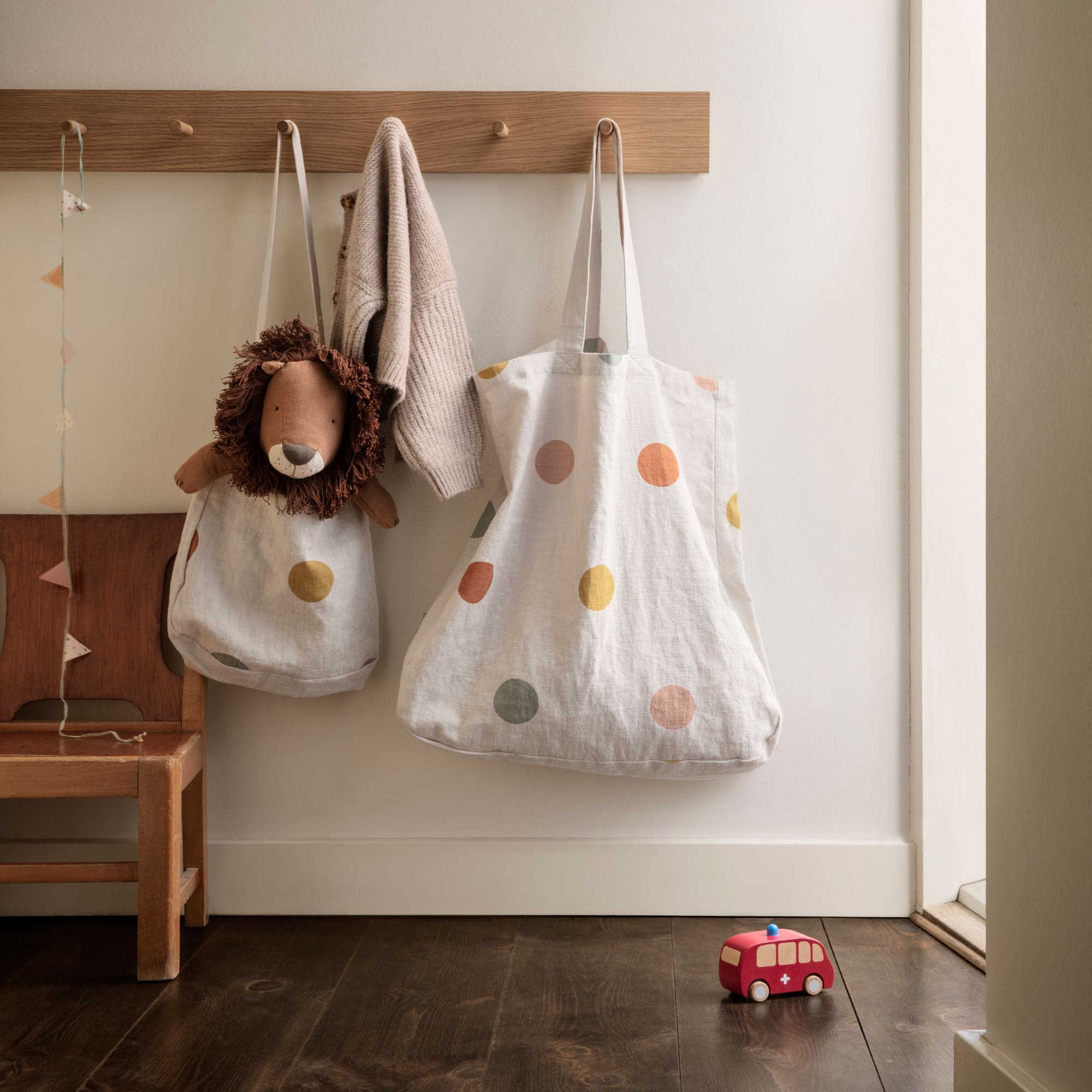 Lion in linen and cotton safari friends, Medium