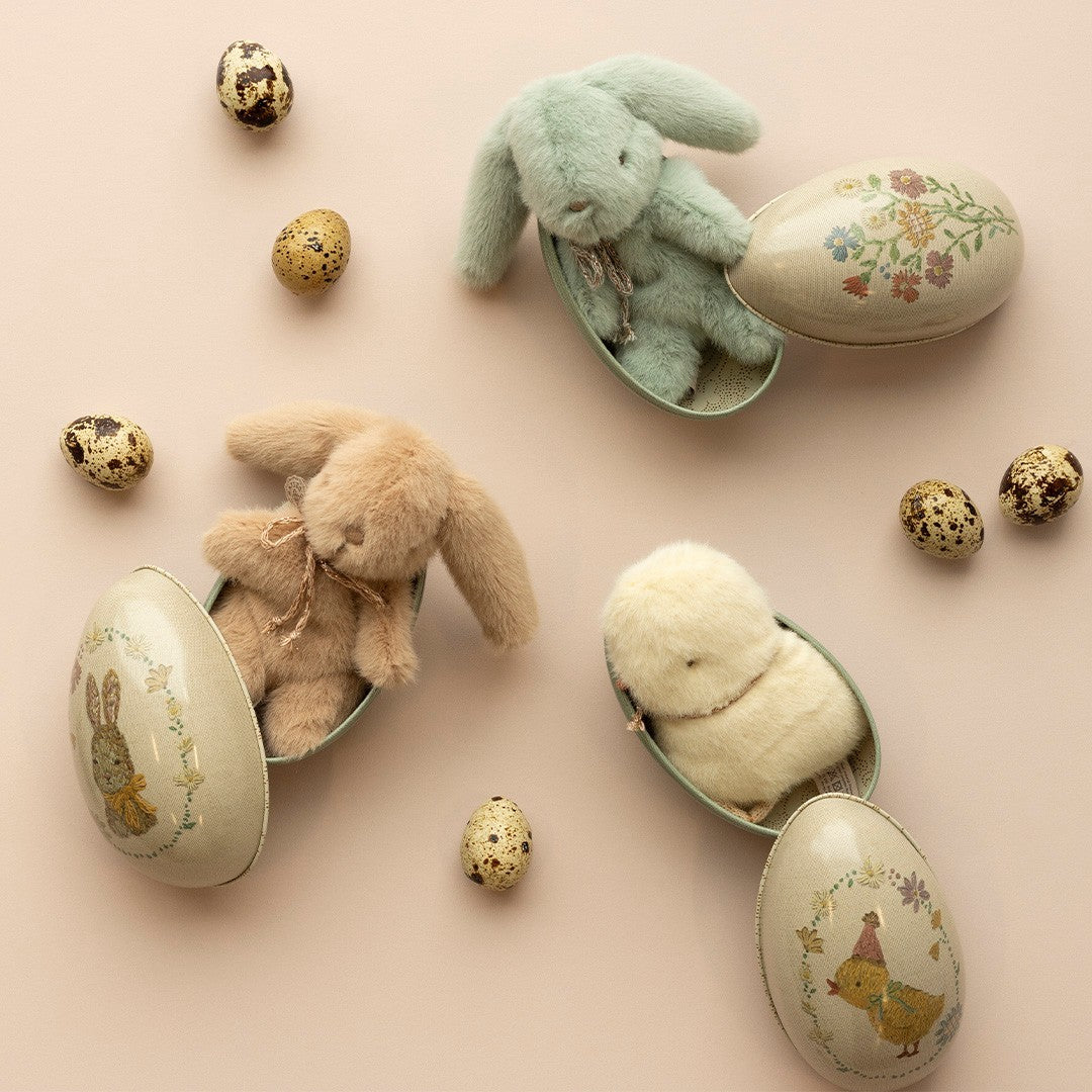 Coniglietto crema mini peluche con uovo di Pasqua in metallo