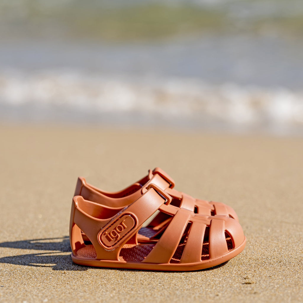 Sandali da spiaggia concetto barefoot, Terracotta