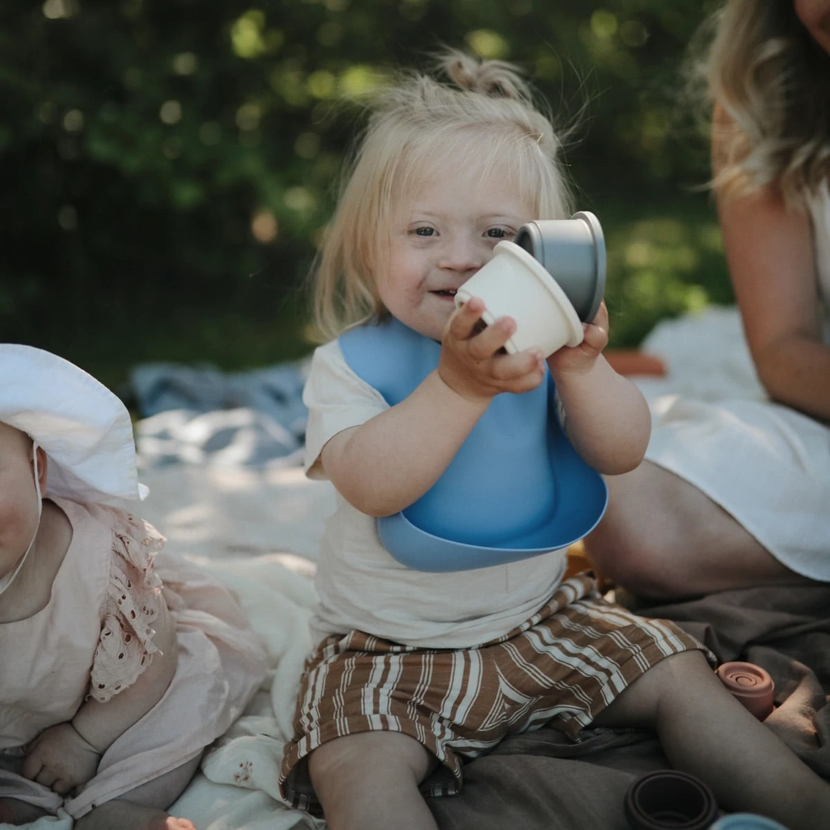Mushie | Bavaglio Silicone Baby Bib Powder Blue
